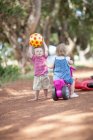 Toddlers playing together on dirt road — Stock Photo