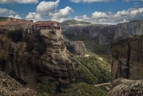 Vue panoramique surélevée du monastère de Roussanou au sommet de la formation rocheuse, Meteora, Thassaly, Grèce — Photo de stock
