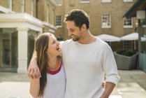 Молодая пара смеется на Кингс Роуд, Лондон, Великобритания — стоковое фото