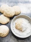 Biscuits trempés dans des flocons de noix de coco — Photo de stock