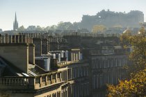 Vista aerea del paesaggio urbano di Edimburgo e cielo limpido sullo sfondo, Scozia — Foto stock