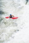 Висока кут зору чоловічого kayaker дитячий Dee річки Біла вода пороги, велика, Північного Уельсу — стокове фото