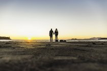 Paar beobachtet Sonnenuntergang vom langen Strand, Pazifik-Rand-Nationalpark, Vancouver-Insel, britische Kolumbia, Kanada — Stockfoto