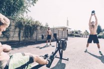 Троє молодих тренерів-хрестоносців тренуються за межами спортзалу — стокове фото