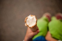 Garçon tenant cône de crème glacée — Photo de stock