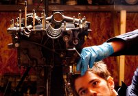 Männliche Mechaniker Reparatur Auto Motor — Stockfoto