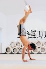 Vue latérale de l'homme faisant handstand dans la salle de gym — Photo de stock