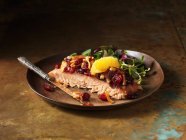 Гарячий копчений лосось з овочевим гарніром на тарілці — стокове фото