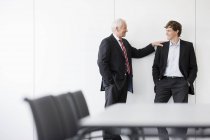 Dois homens de negócios na sala de reuniões — Fotografia de Stock