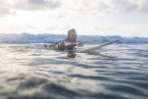 Frau paddelt auf Surfbrett im Meer, nosara, Provinz Guanacaste, Costa Rica — Stockfoto