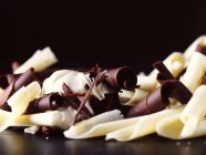 Locken aus weißer und dunkler Schokolade, Nahaufnahme — Stockfoto
