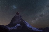 Bottom view of Matterhorn under starry sky, Zermatt, Switzerland — Stock Photo