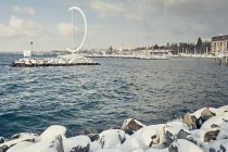 Скульптура на заснеженных скалах на берегу Женевского озера, Лозанна, Швейцария — стоковое фото