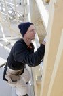 Builder at work on new structure — Stock Photo