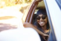 Retrato de mulher jovem, olhando pela janela do carro — Fotografia de Stock