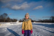Menina em roupas de inverno no caminho coberto de neve, Lakefield, Ontário, Canadá — Fotografia de Stock
