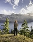 Senderista femenina mirando sobre Comox Lake, Coutenay, Vancouver Island, Columbia Británica, Canadá - foto de stock