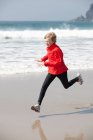 Menino correndo na praia — Fotografia de Stock