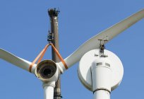 Низький кут огляду вітрових турбін робітником — стокове фото