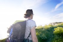 Вид сзади на туриста с рюкзаком, отводящим взгляд — стоковое фото