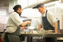 Chef docente spiegando la ricetta per adolescente studente di catering in cucina college — Foto stock