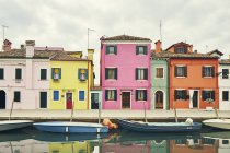 Traditionelle mehrfarbige Häuser und festgemachte Boote auf Kanal, Burano, Venedig, Italien — Stockfoto