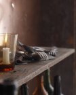 Garfos de prata e vela em vidro na prateleira de madeira na cozinha — Fotografia de Stock