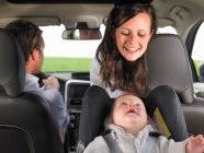 Mutter beobachtet Baby im Autositz — Stockfoto