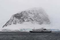 Schneebedeckter Berg und Meer mit Schiff, Neko Hafen, Antarktis — Stockfoto