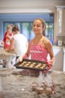 Meninas adolescentes preparando biscoitos na cozinha — Fotografia de Stock
