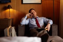 Geschäftsmann schläft im Hotelzimmer — Stockfoto
