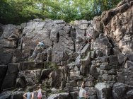 Famiglia roccia parete di arrampicata — Foto stock