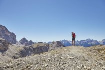 Visão traseira do caminhante feminino olhando para Dolomites, Sexten, Tirol do Sul, Itália — Fotografia de Stock