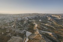 Vista a distanza delle mongolfiere sul paesaggio, Cappadocia, Anatolia, Turchia — Foto stock