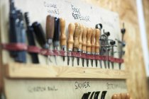 Gros plan de la rangée d'outils en atelier de cuir — Photo de stock