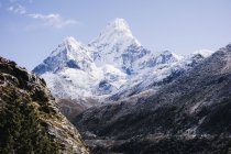 Montagne rocciose innevate con cielo blu — Foto stock