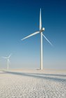 Ветровые турбины в снежном ландшафте — стоковое фото