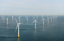 Морская ветряная электростанция с ветряными турбинами в воде — стоковое фото