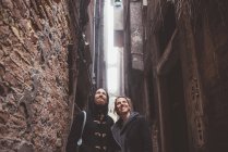 Paar schaut von der Gasse auf, Venedig, Italien — Stockfoto