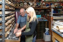 Senior und junge Frau wählen Buchdruck in traditioneller Buchbinderei aus — Stockfoto