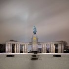 Vista lejana del Monumento a la Guerra Soviética - foto de stock
