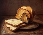 Білий і коричневий тост в тостній стійці, крупним планом — стокове фото