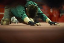Giovane uomo che si esercita in palestra di pugilato, stretching — Foto stock