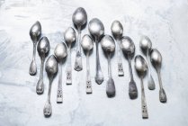 Cucchiai d'argento vintage su backround luce — Foto stock