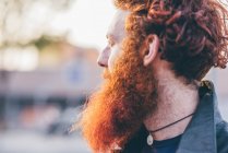 Perfil de joven hipster masculino con pelo rojo y barba - foto de stock