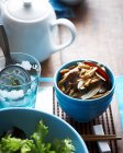 Гострий маринований гриб в мисці з листям салату — стокове фото