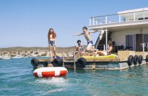 Familie hat Spaß auf dem Hausboot-Sonnendeck, kraalbaai, Südafrika — Stockfoto