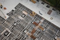 Vista aerea del cantiere con i costruttori — Foto stock
