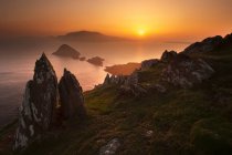 Sun setting over rock formations — Stock Photo