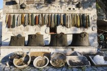 Rangées de vieux textiles et bols traditionnels, Cappadoce, Anatolie, Turquie — Photo de stock